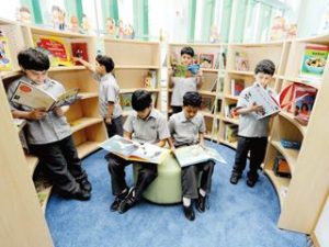 أطفال يقرأون القصص في المكتبة المدرسية