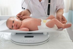 قياس وزن الطفل الرضيع
