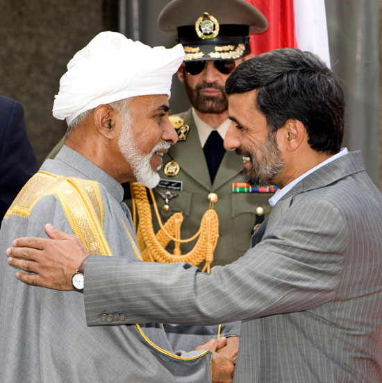 75601 الرئيس الإيراني محمود أحمدي نجاد يحيي السلطان قابوس بن سعيد خلال حفل استقبال في طهران - الساعة 25
