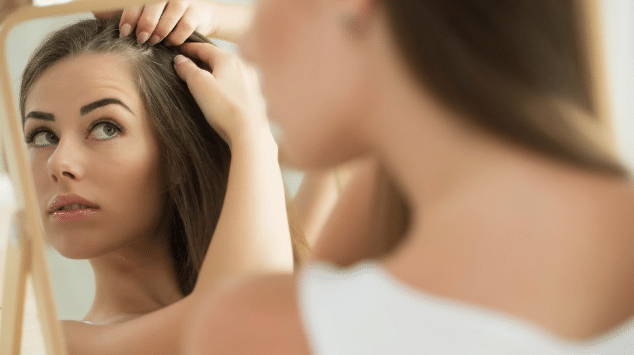 أسباب تساقط الشعر عند النساء بكثرة