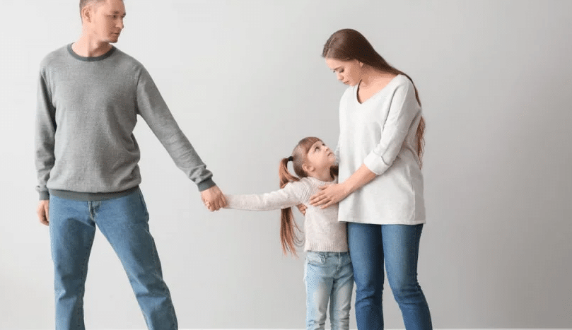 كيفية التعامل مع الطفل بعد انفصال الأبوين