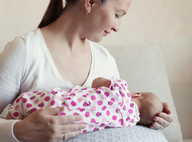 فوائد الرضاعة الطبيعية للأم بعد الولادة القيصرية