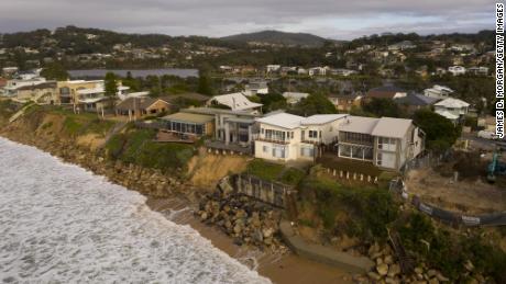 تعرضت المنازل على شاطئ البحر في وامبرال لأضرار خلال العواصف وتضخم البحر لعقود. 
