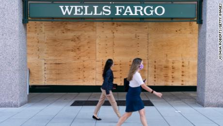 تخبر Wells Fargo الموظفين بحذف TikTok من أجهزة الشركة