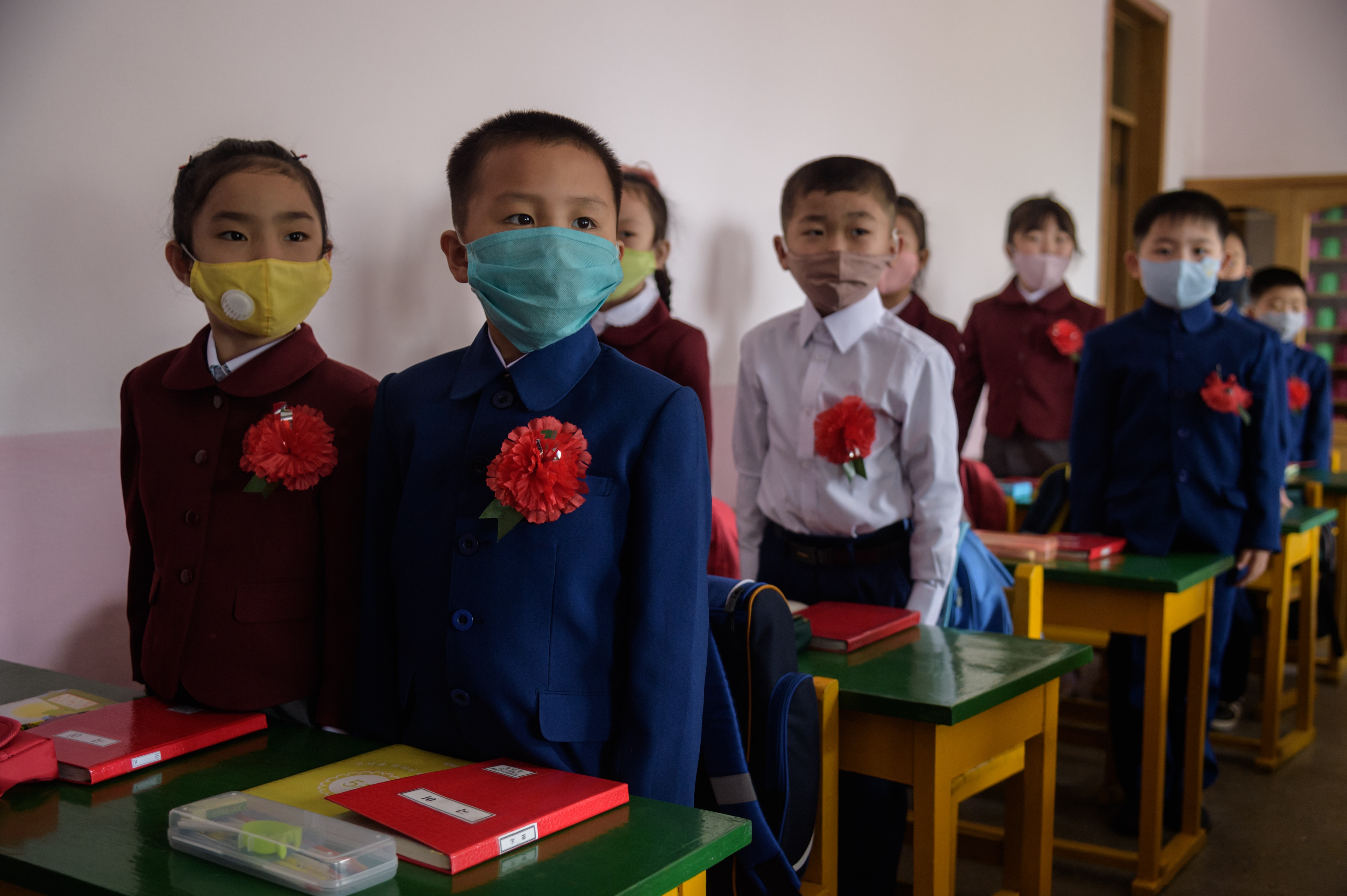 يرتدي أطفال المدارس الابتدائية في بيونغ يانغ أقنعة الوجه كإجراء وقائي ضد COVID-19 منذ عودة الفصول الدراسية في يونيو 2020.