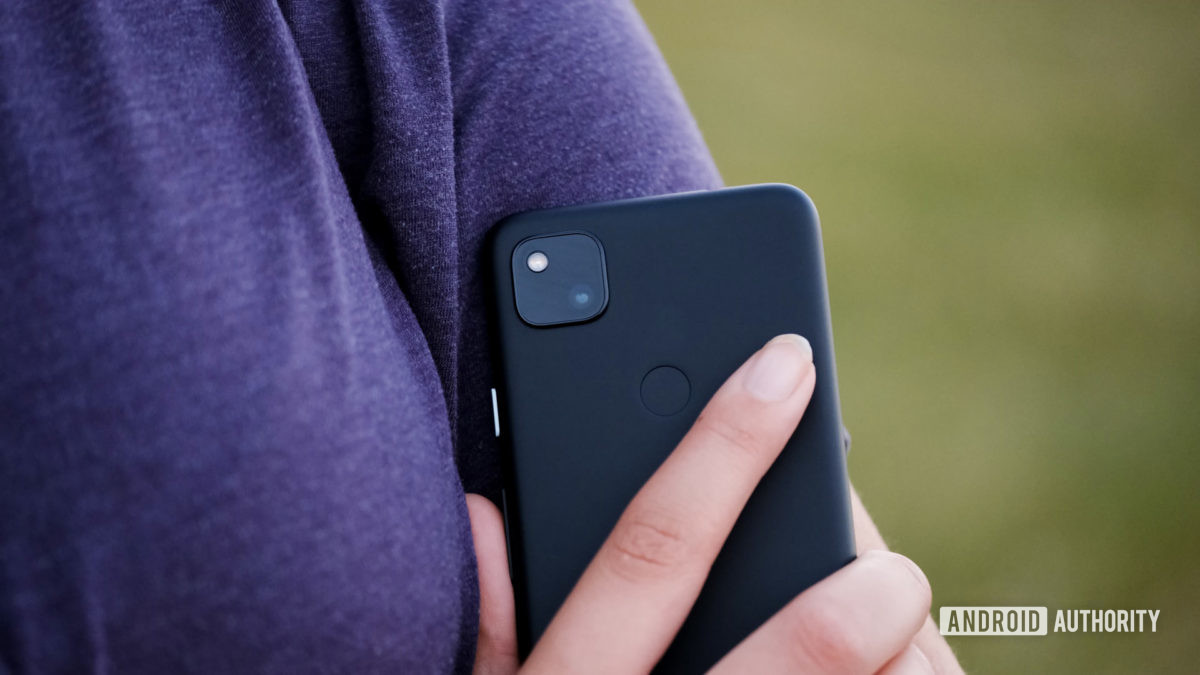 Google Pixel 4a في متناول اليد بالقرب من الصدر ضيق