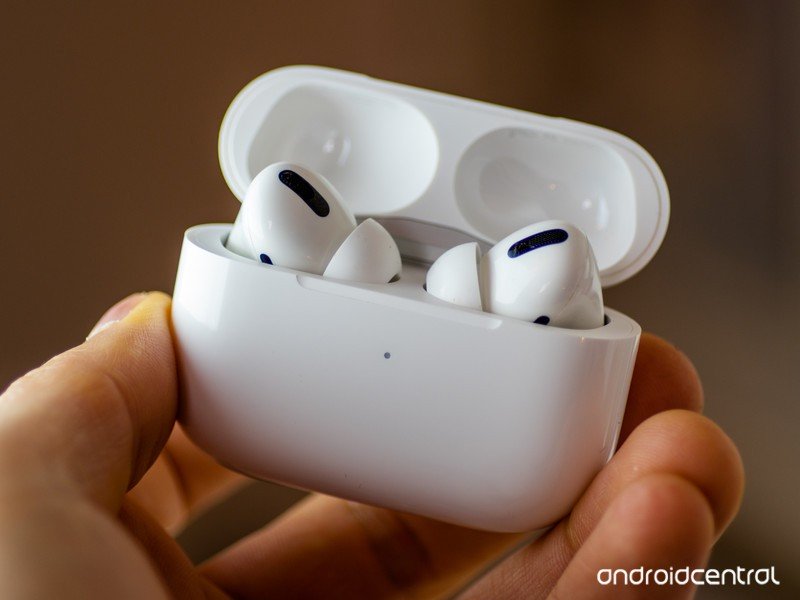 AirPods Pro في قضيتهم