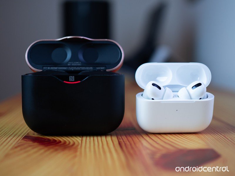 سوني WF-1000XM3 و AirPods Pro في علبة الشحن مع الحالات المفتوحة