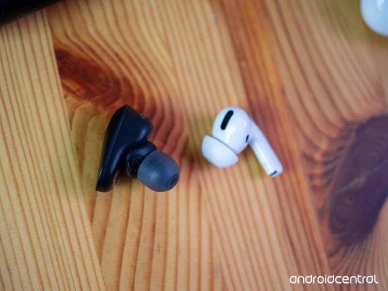 WF-1000XM3 واحد و AirPod Pro (برعم يمين)