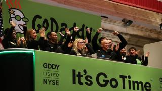 لماذا يراهن المحللون على أسهم مثل GoDaddy و Carvana