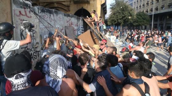 محتجون لبنانيون يقتحمون مباني الوزارة مع تصاعد الغضب من انفجار بيروت