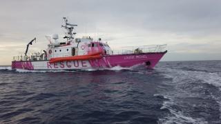 إجلاء 50 شخصا من قارب إنقاذ مهاجرين بإيطاليا 
