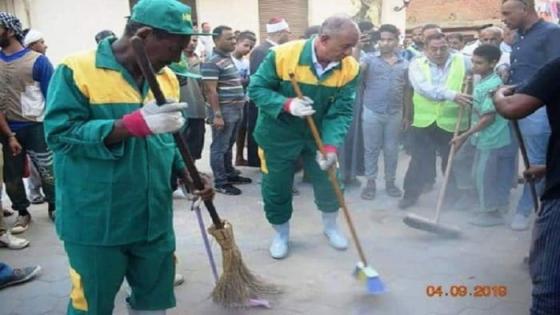 مسؤول مصري يرتدي زي عامل نظافة