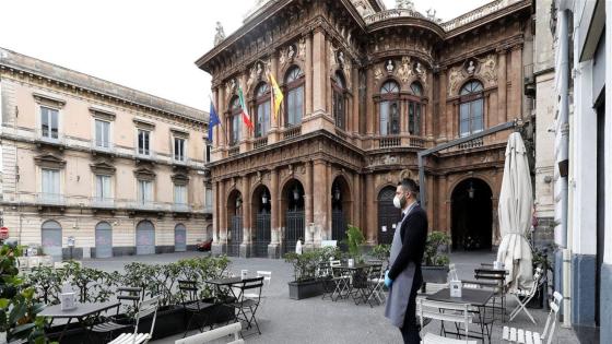 إيطاليا تبدأ تخفيف إجراءات التباعد الاجتماعي